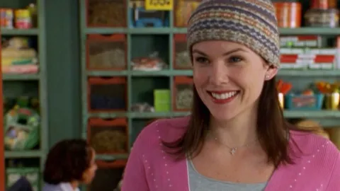 Gilmore Girls, season 1, episode 1 — a still from the episode